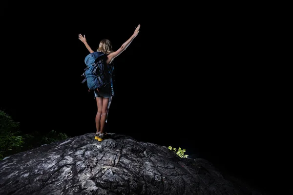 Kvinnan vandrare med ryggsäck på toppen — Stockfoto