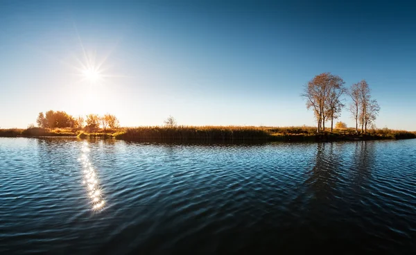 Lago de outono no dia ensolarado — Fotografia de Stock