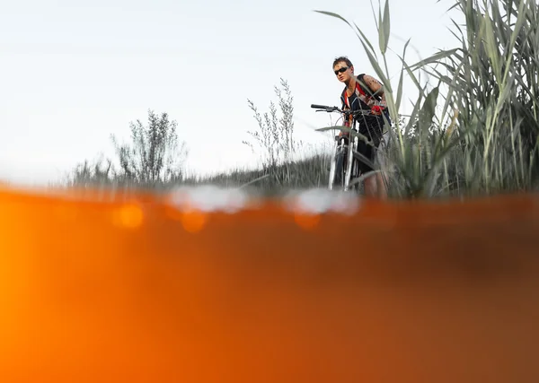 Homem atravessando o rio — Fotografia de Stock