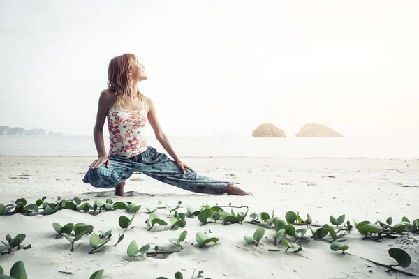 Señora estirándose en la playa — Foto de Stock