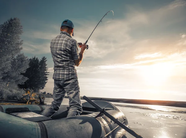 Homme mûr pêche sur le lac — Photo