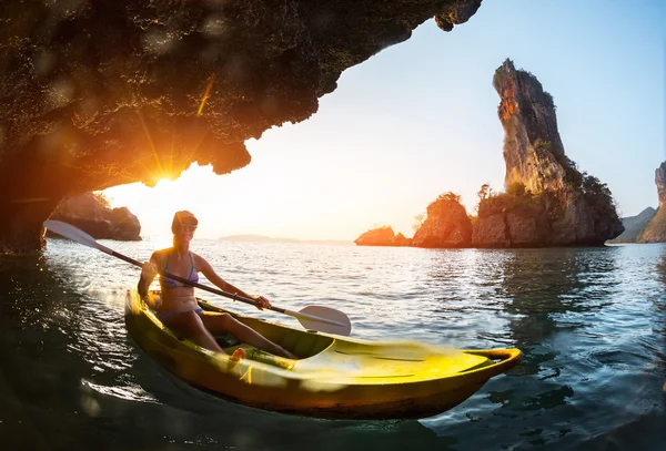 Lady paddling kayak — Stock Photo, Image