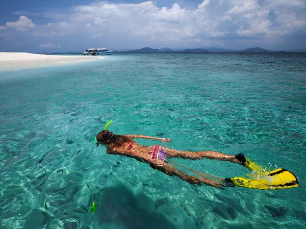 Senhora snorkeling no mar — Fotografia de Stock