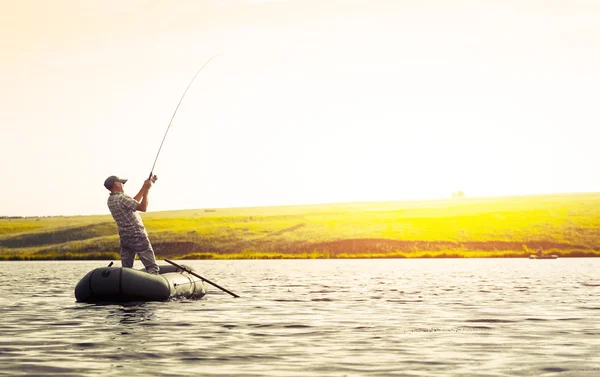 Homme mûr pêche sur le lac — Photo