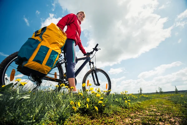 Jovem senhora com bicicleta — Fotografia de Stock