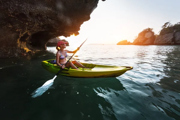 Lady paddling kajak — Stockfoto