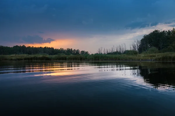 Lago tranquilo al atardecer — Foto de Stock