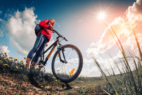 Dame avec vélo — Photo