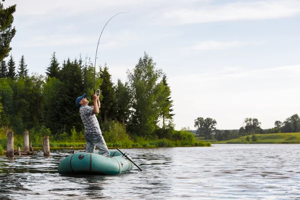 Uomo maturo pesca sul lago — Foto Stock