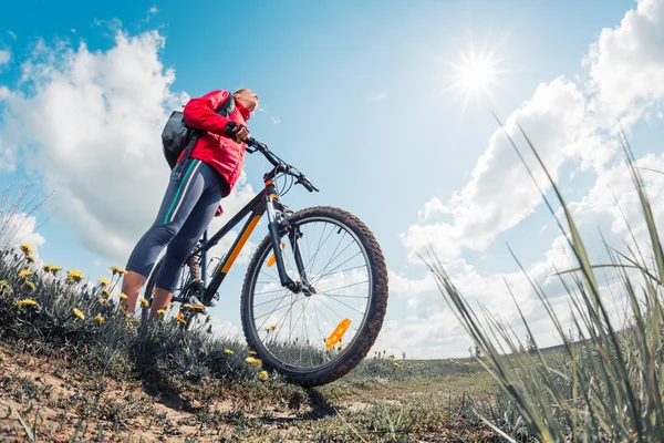 Senhora com bicicleta — Fotografia de Stock