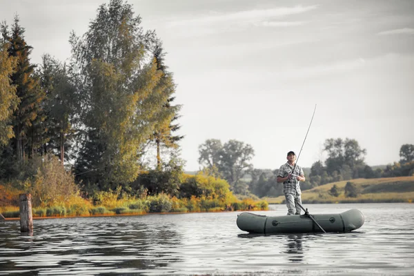 Uomo maturo pesca sul lago — Foto Stock