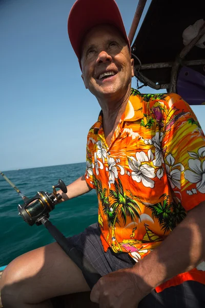 Hombre maduro pescando — Foto de Stock