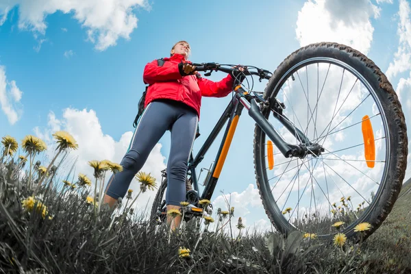 Signora con bicicletta — Foto Stock