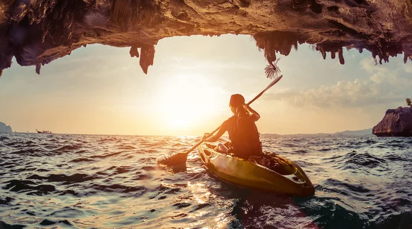 Señora con el kayak —  Fotos de Stock