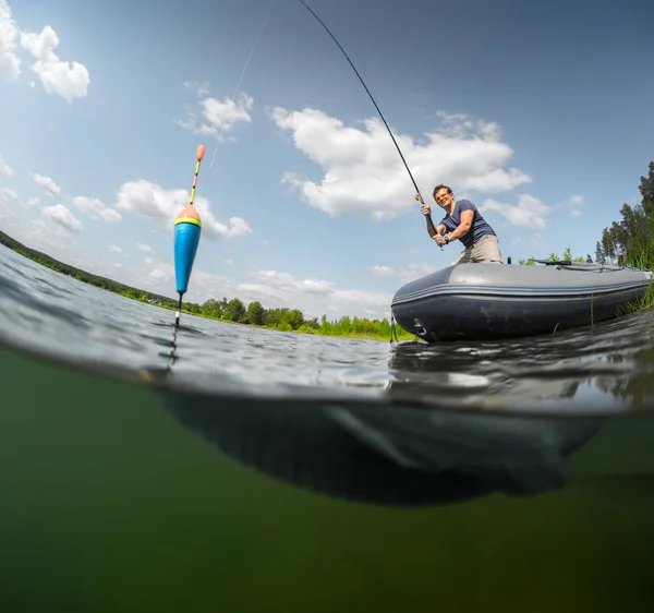 Uomo pesca sul lago — Foto Stock