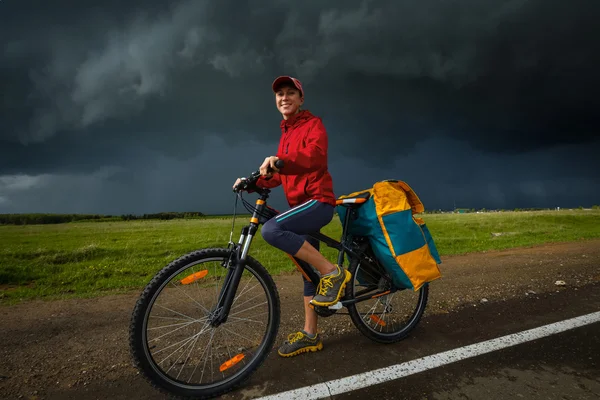 Senhora caminhante ciclismo — Fotografia de Stock