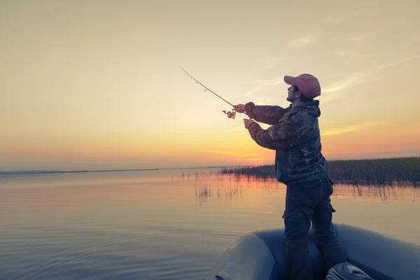 Homem pesca no lago — Fotografia de Stock