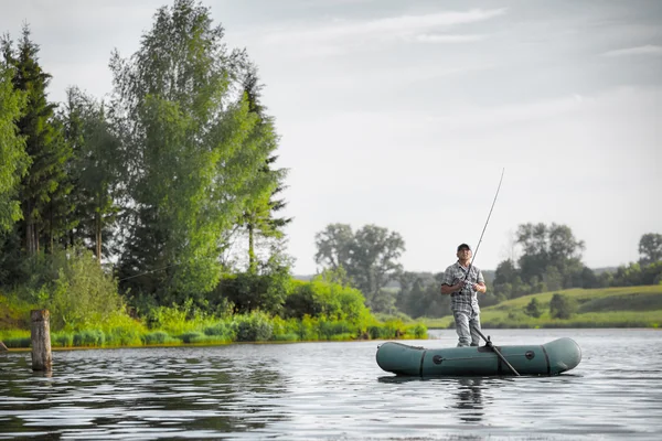 Hombre maduro pescando en el lago — Foto de Stock