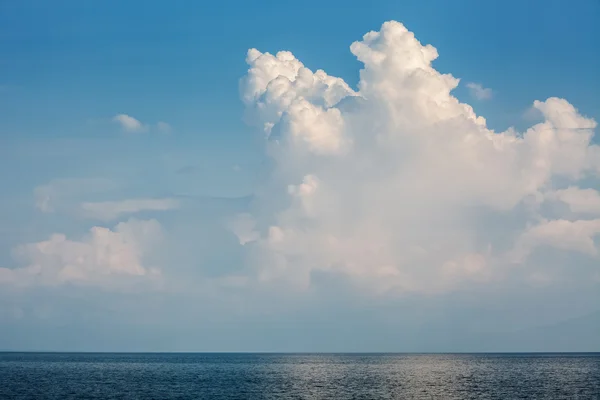 Тропическое море и пушистые облака — стоковое фото