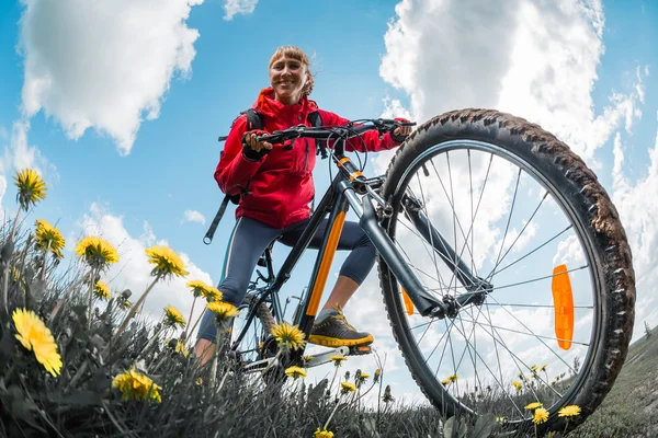 Senhora com bicicleta — Fotografia de Stock