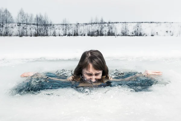 Buraco de gelo natação — Fotografia de Stock