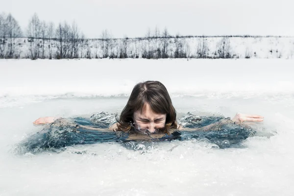 Buchi di ghiaccio nuoto — Foto Stock