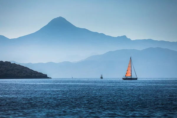 Sailing boats in a calm bay — Stock Photo, Image