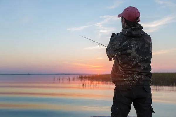 Homem pesca no lago — Fotografia de Stock