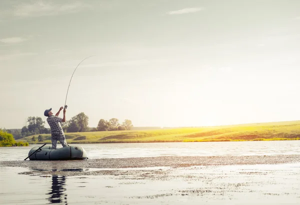 Homme mûr pêche sur le lac — Photo