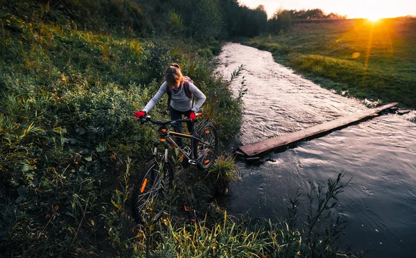 Signora con bicicletta — Foto Stock