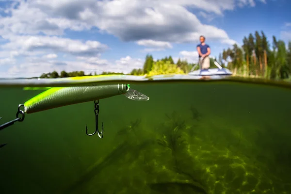 Uomo pesca sul lago — Foto Stock