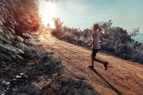 Kobieta biegnąca po drodze — Zdjęcie stockowe