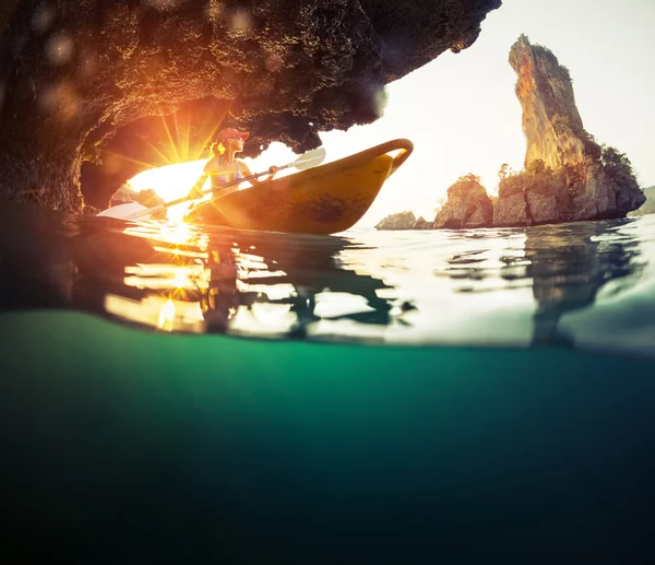 Lady paddling kayak — Stock Photo, Image