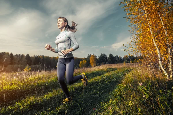 Corriendo en un bosque — Foto de Stock