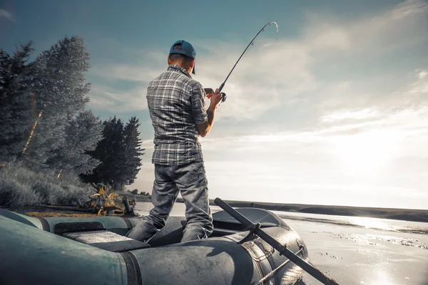 Kypsä mies kalastaa järvellä — kuvapankkivalokuva