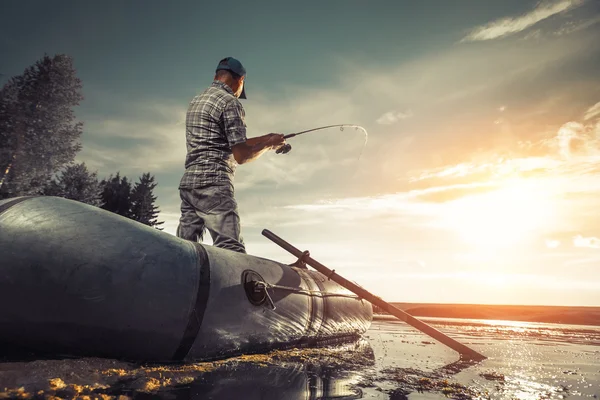 Volwassen man visserij op het meer — Stockfoto