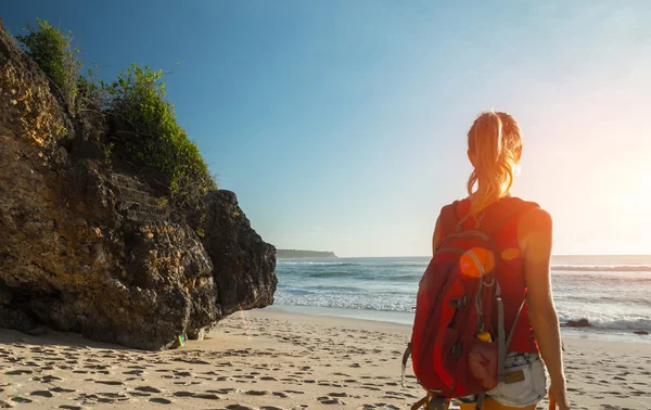 Hiker on the beach — Stock Photo, Image