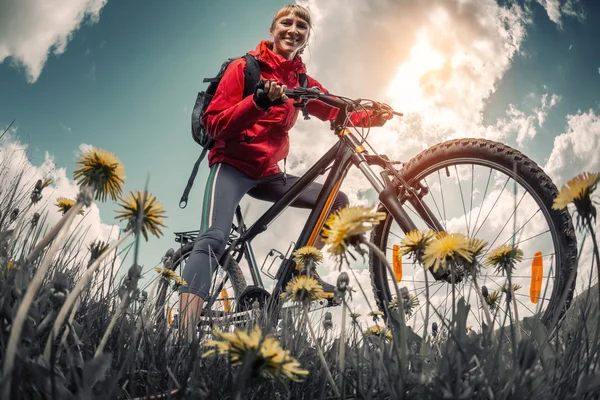 Signora con bicicletta — Foto Stock