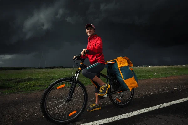 Senhora caminhante ciclismo — Fotografia de Stock