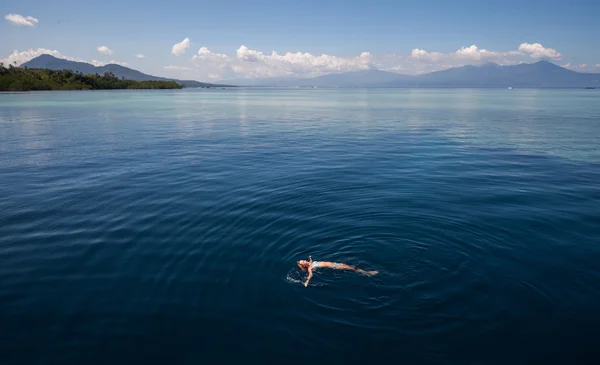 Femme dans la mer — Photo