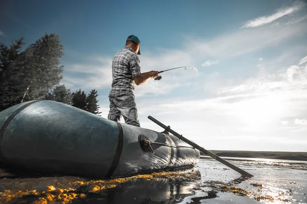 Зрілий чоловік риболовля на озері — стокове фото