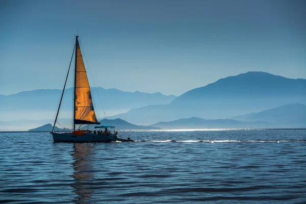 Sailing boat in a calm bay — Stock Photo, Image