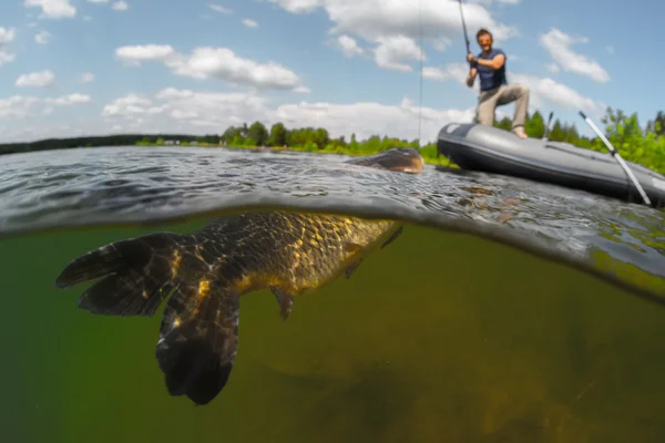 Homem pesca no lago — Fotografia de Stock