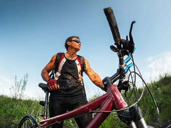 Homme avec vélo — Photo