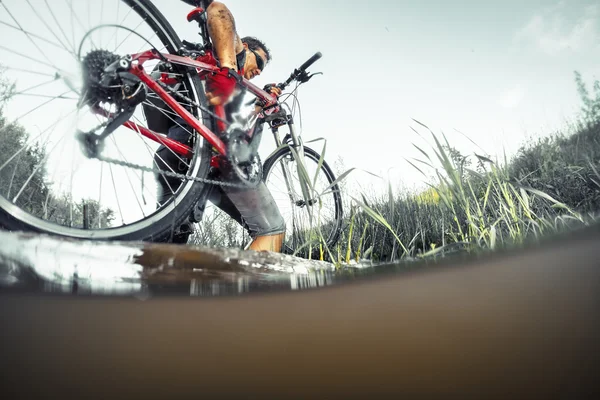 Uomo con bicicletta — Foto Stock