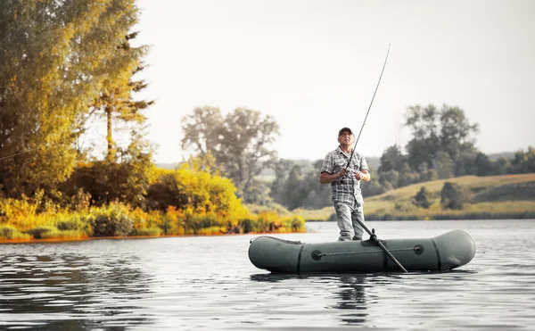 Hombre maduro pescando en el lago — Foto de Stock