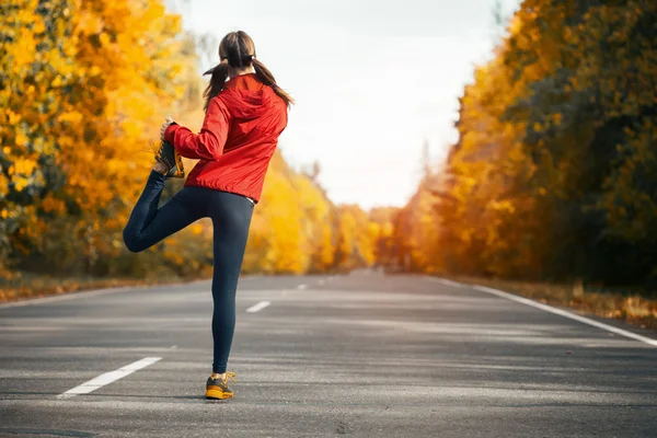 Mujer se calienta y se estira — Foto de Stock