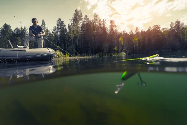 Мужчина рыбачит на озере — стоковое фото