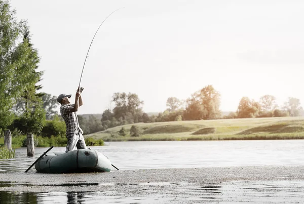 Hombre maduro pescando en el lago — Foto de Stock