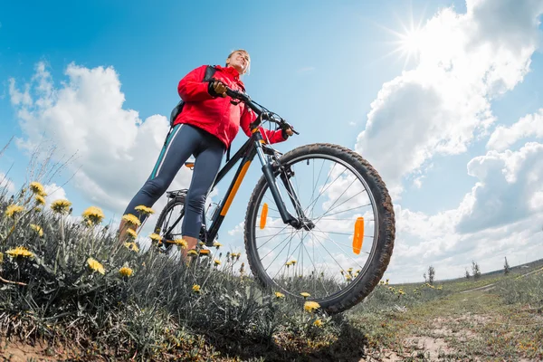 Jeune femme avec vélo — Photo